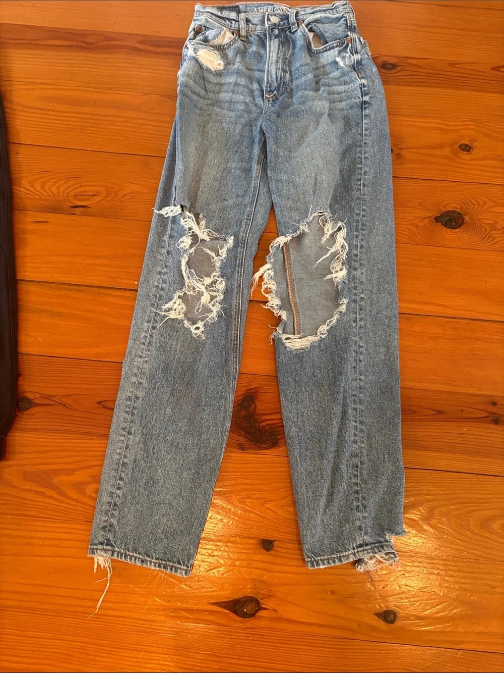American Eagle Light Blue Distressed Women’s Jeans
